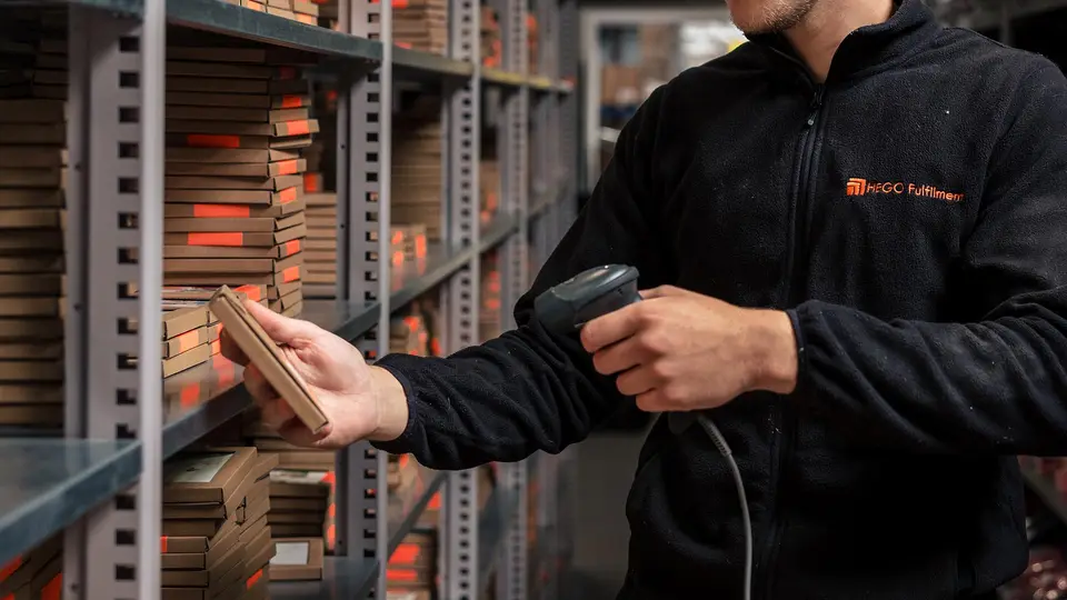 Orderpicker van HEGO scant een product in het magazijn