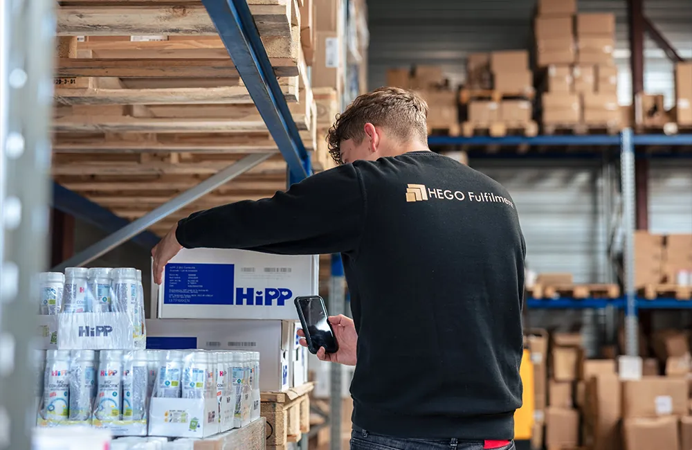 Medewerker van HEGO Fulfilment haalt een bestelling uit de stelling