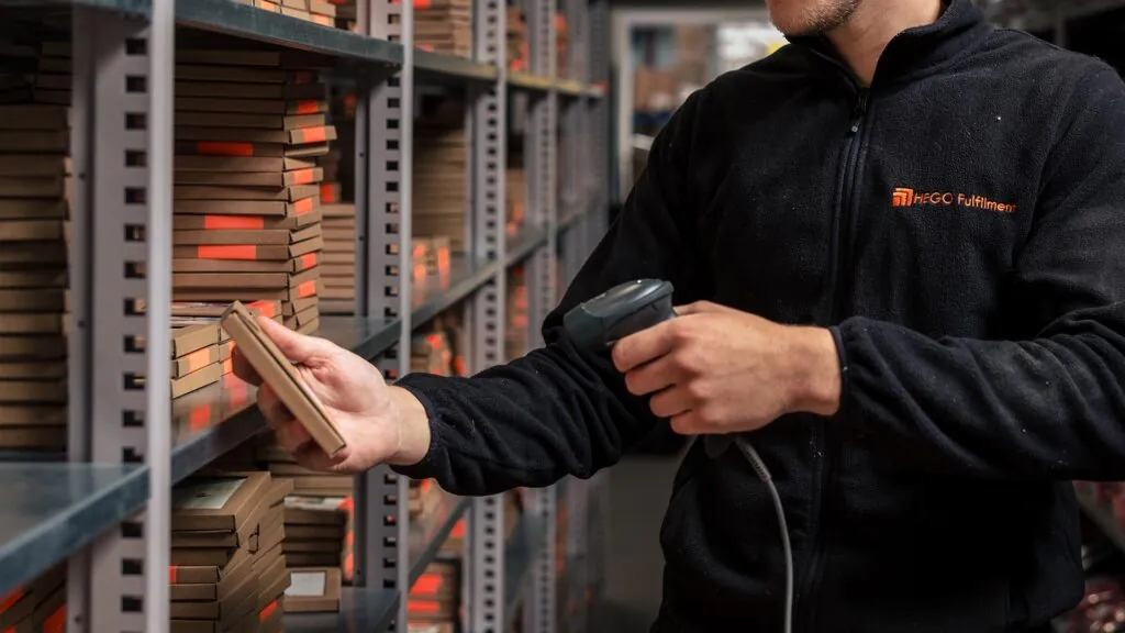 Medewerker van HEGO Fulfilment scant een product met een handscanner