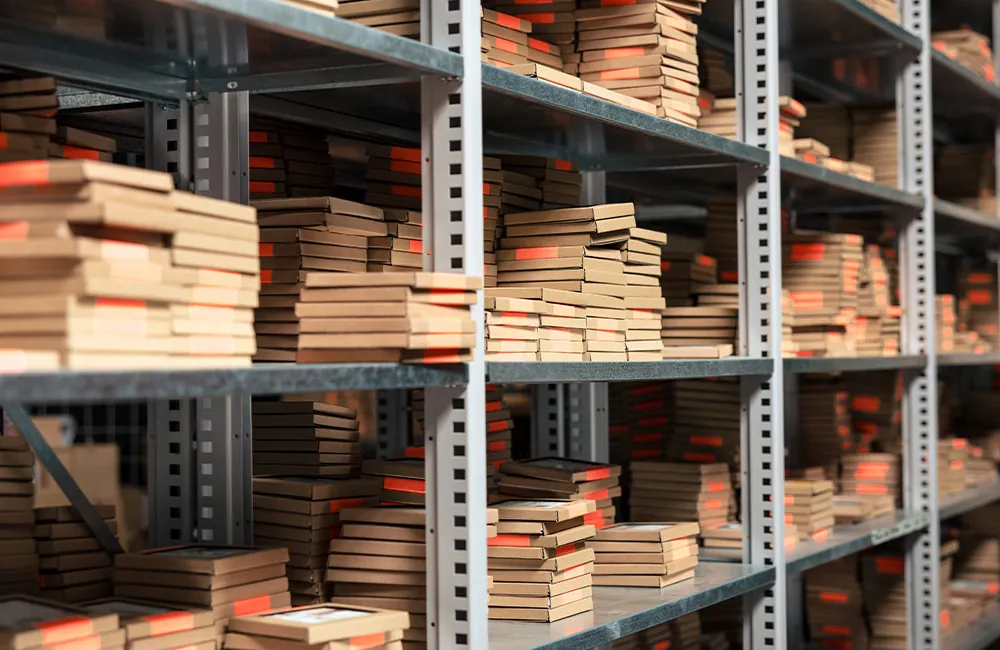 Stellingen met dozen klaar voor webshoporders